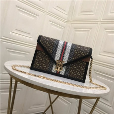 BURBERRY 버버리 체인 숄더백 B5028 신상