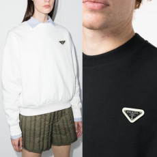 ●3월 판매 18위● PRADA 프라다 배색 플레이트 맨투맨