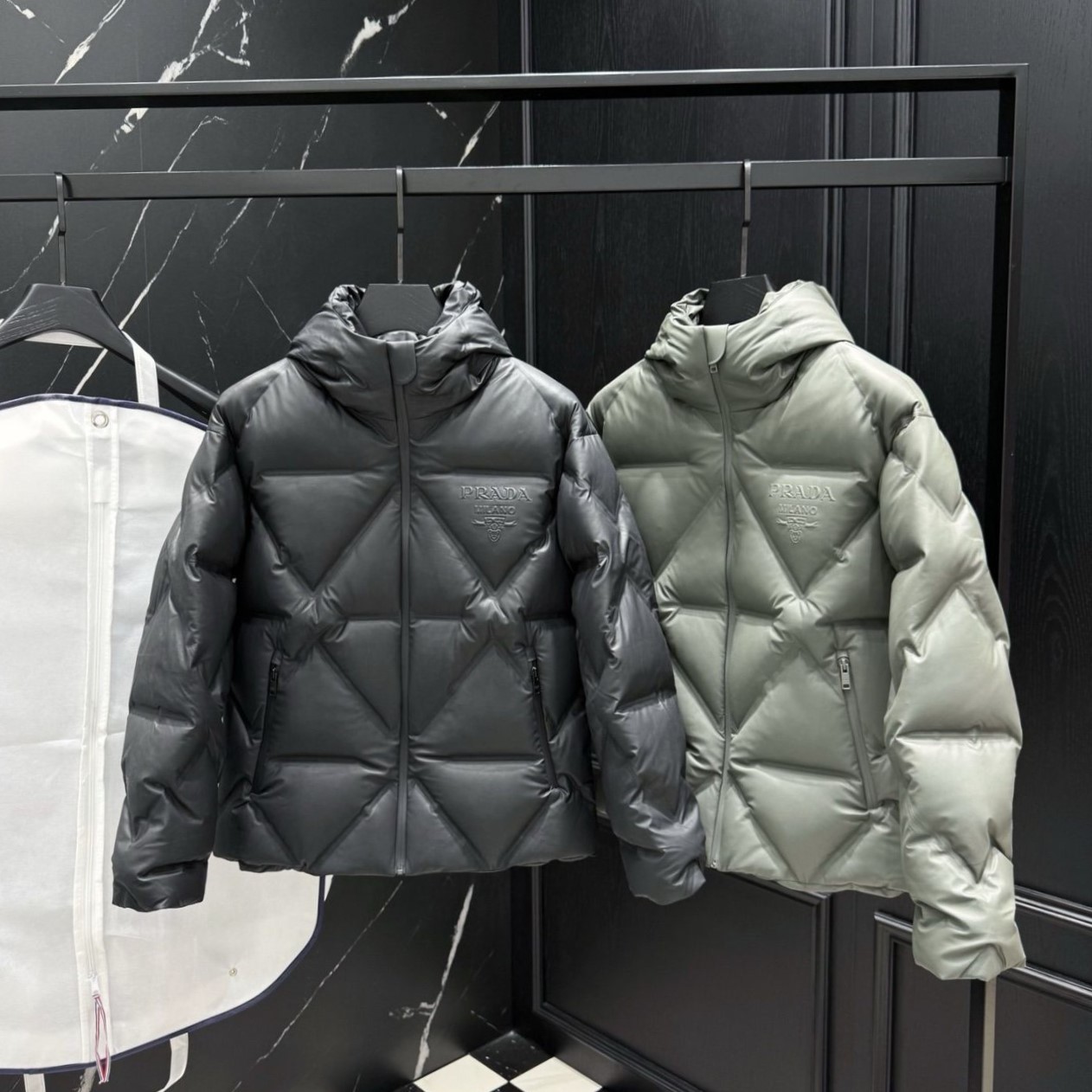 PRADA 프라다 트라이앵글 엠보 다운 패딩