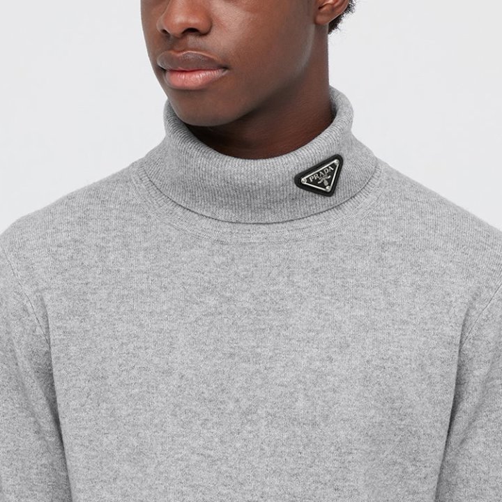 PRADA 프라다 플레이트 터틀넥 니트