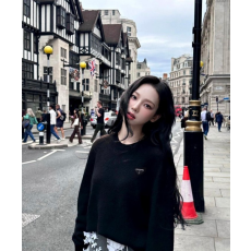 PRADA 프라다 트라이앵글 플레이트 울 니트