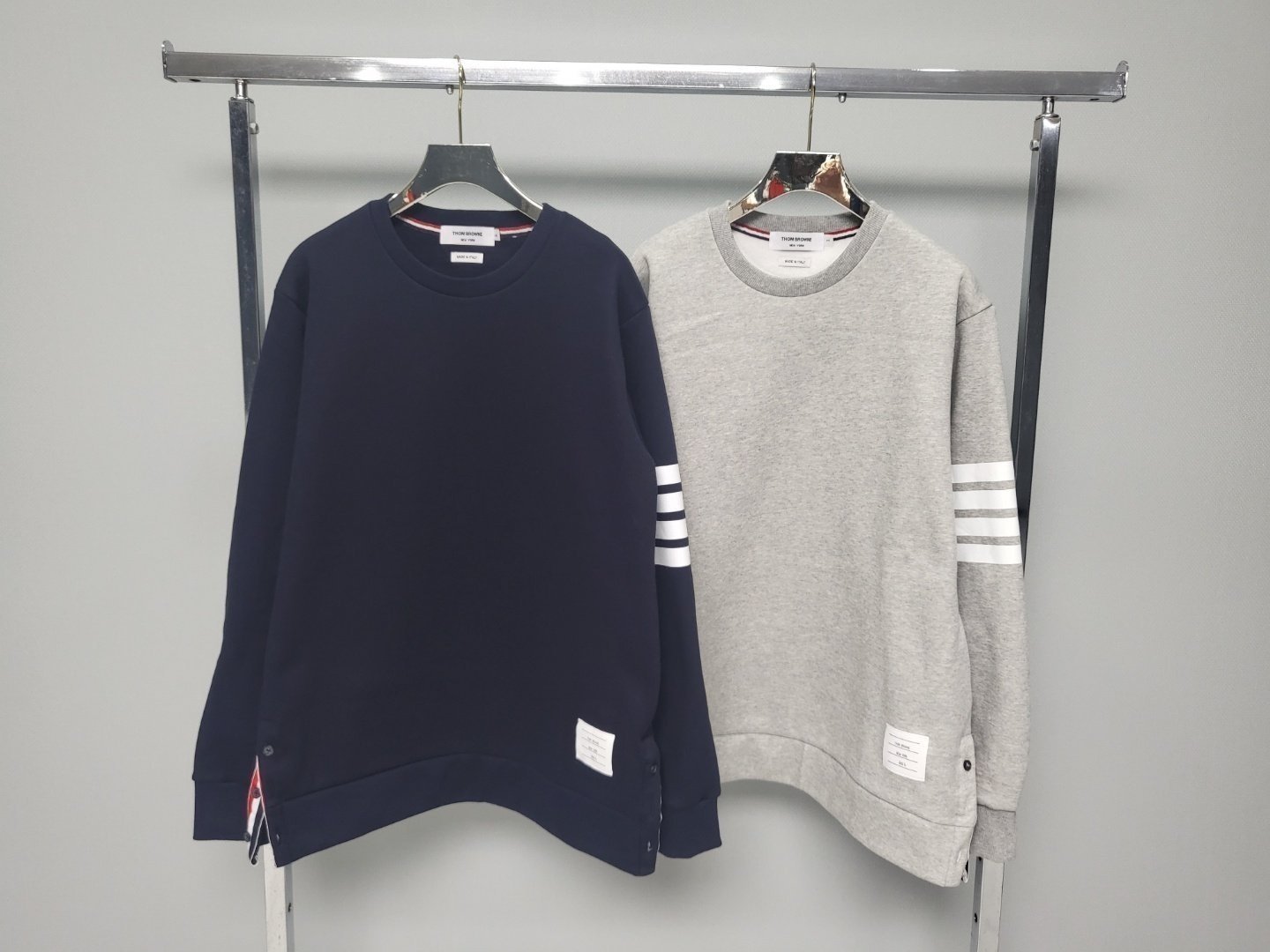 THOM BROWNE 톰브라운 사선 완장 클래식 기모 맨투맨