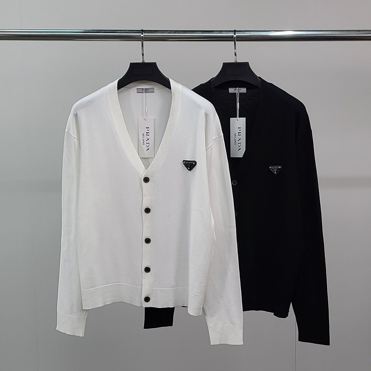 PRADA 프라다 로고와펜 베이직 가디건