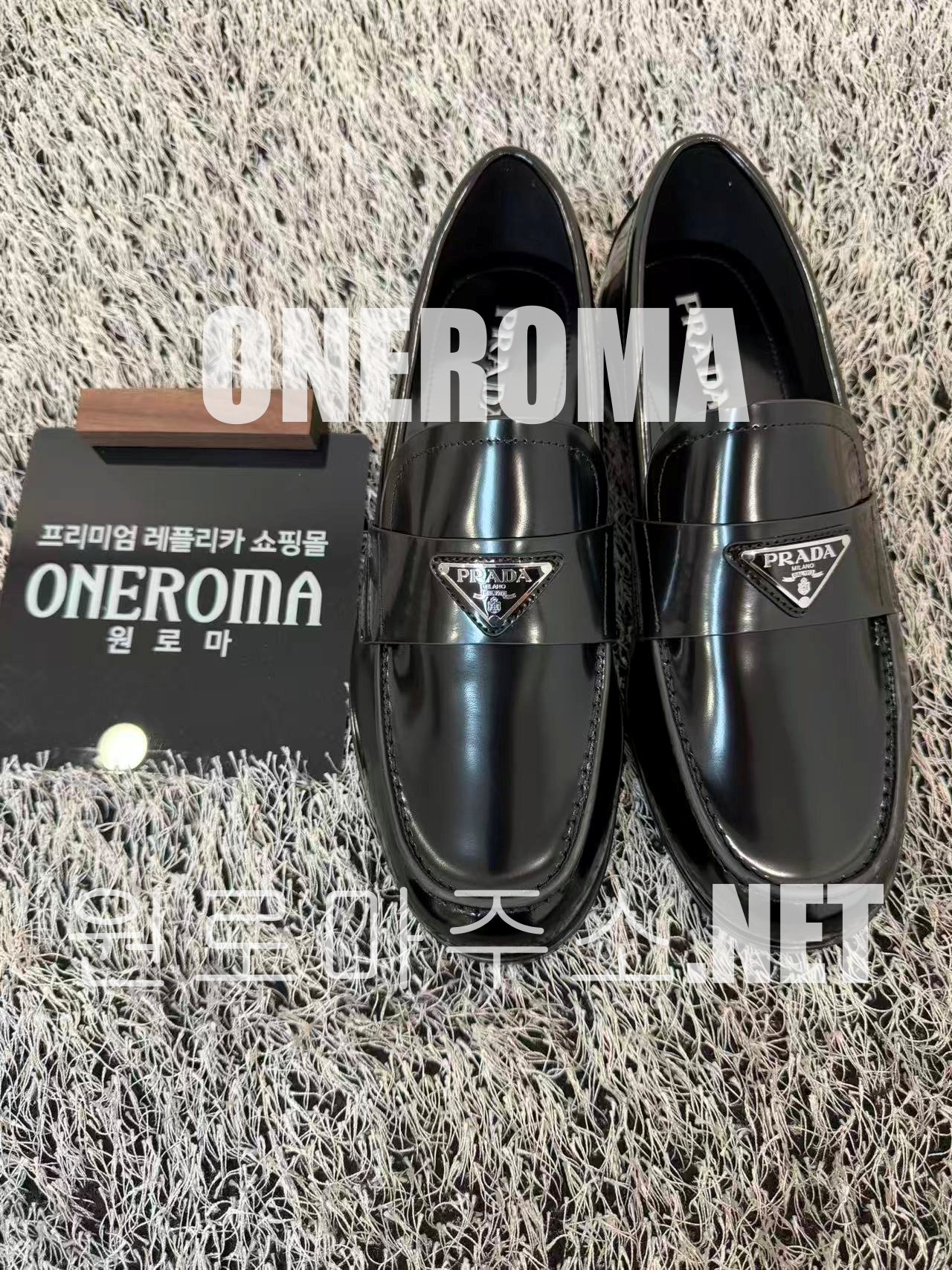 여*영 고객님 프라다 트라이앵글 브러시드 가죽 로퍼